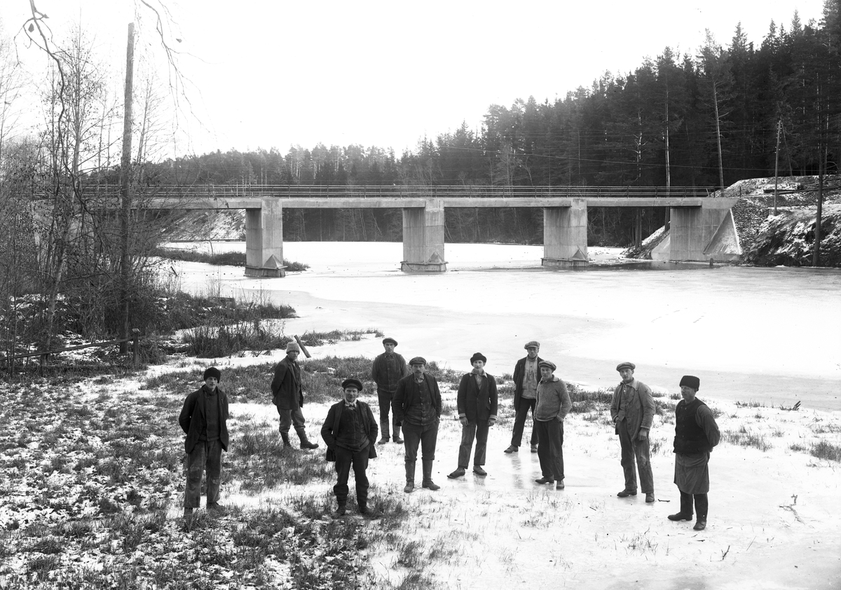 Män vid Gavleån, Järnvägsbro över Gavleån. (1939 ?).

