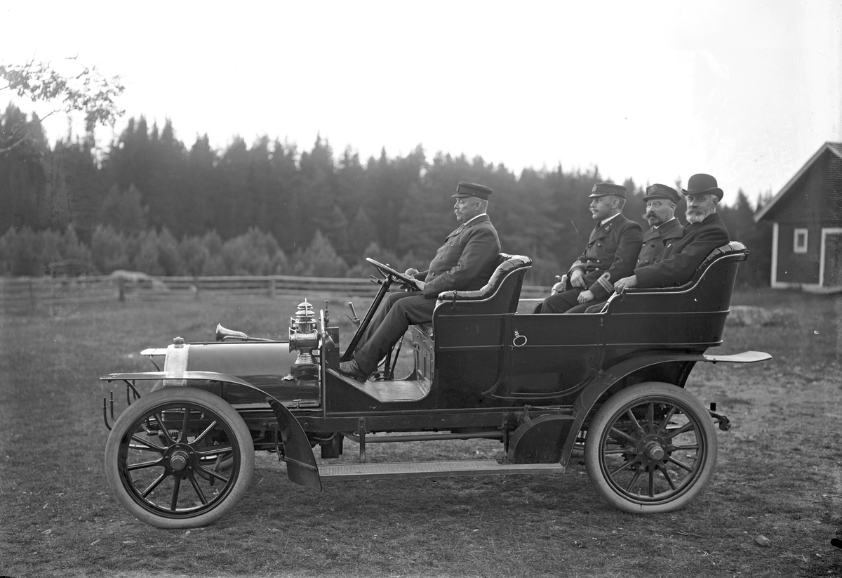 Grosshandlare Erik Kronberg i sin första bil, med registeringsnummer X1. År 1913.