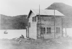 Før og etter 1944, Nordland, Troms. Hus D 36. Billedtekst: '