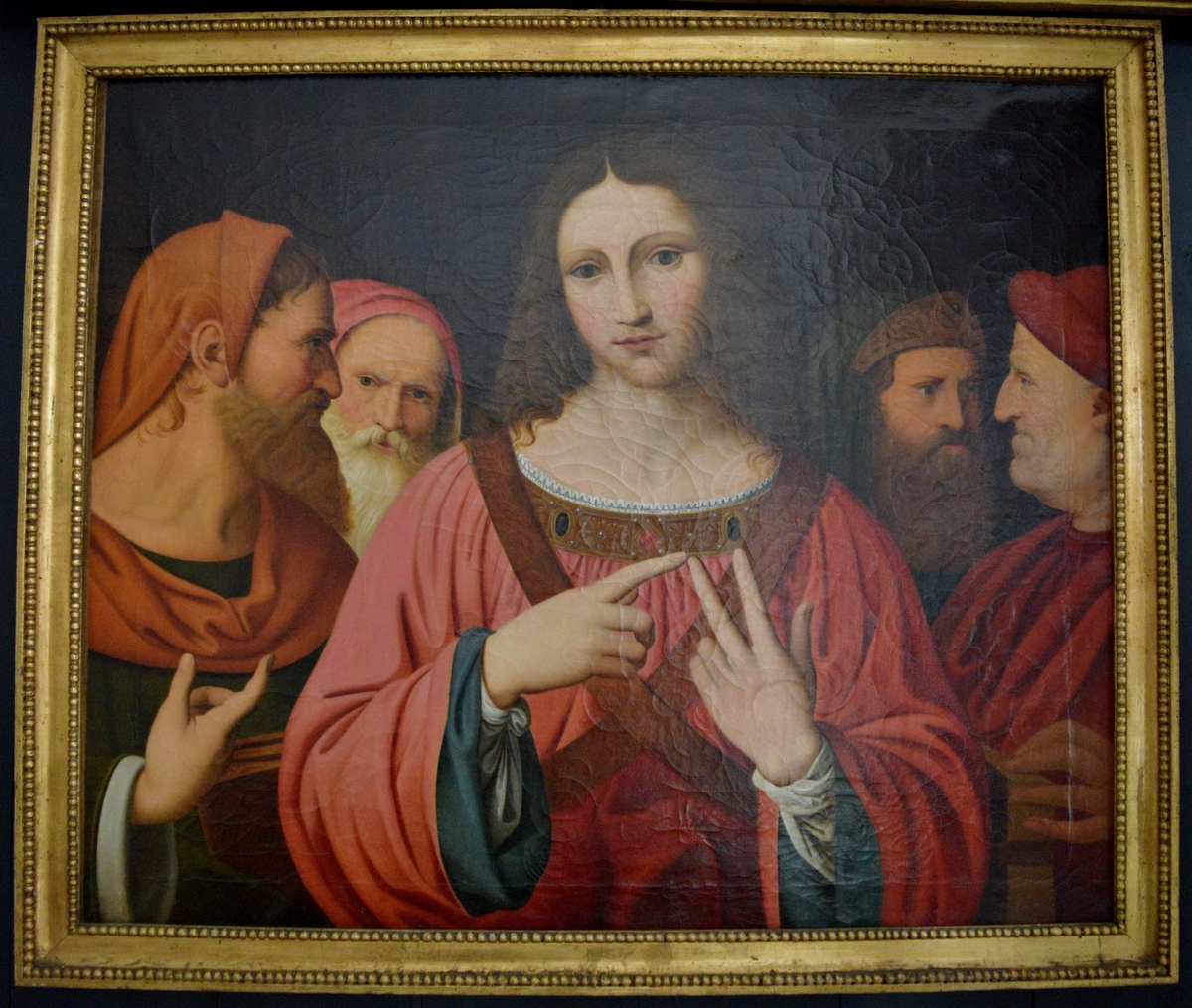 Bildet viser Jesus kledd i rød kjortel i diskusjon med de skriftlærde. Gesten han gjør kan være telling av argumenter på fingrene,  det er kjent at dette var en hukommelsesteknikk også i antikken. Jesus er omgitt av to lærde på hver side. Bakgrunnen er mørk. På venstre side går ikke motivet helt ut til kanten, men ender i en bråbrun kant. 

Maleriet er en kopi av av et bild eav Leonardo da Vinci, men det er lite trolig at det er en direkte kopi. National gallery i London har en Leonardo-kopi utført avLuini, og denne har temmelig nøyaktig de samme målene osm det aktuelle maleriet på Gimle. Det er trolig at bildet derfor kan være en kopi av det malt av Luini. i forhold til Leonardos original er maleriet en temmelig god gjengivelse også i detaljer. Imidlertid virker Jesus' ansikt en smule mer feminint på kopien. 
Det originale Leonardo-bildet ble bestilt av Isabel D'Erste 14. mai 1540, og var ferdig omkring 1507.