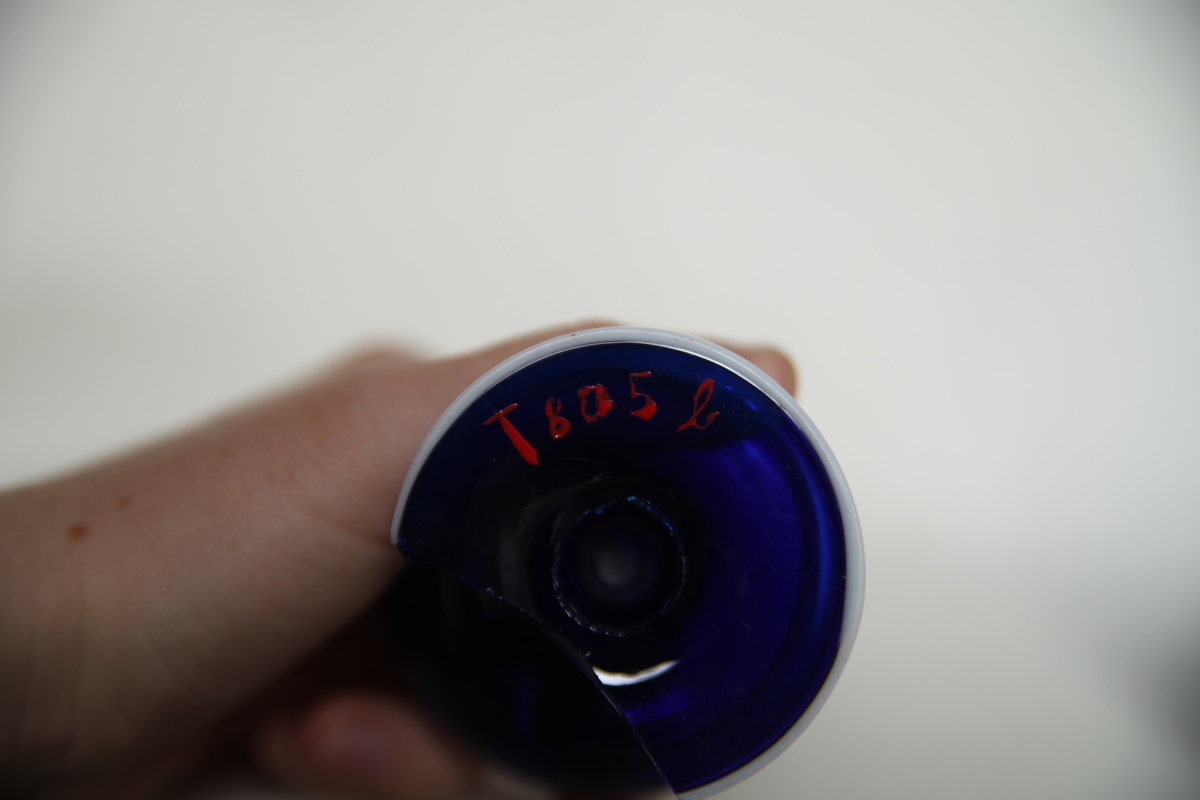 Blått glass med hvit kant rundt fot og topp