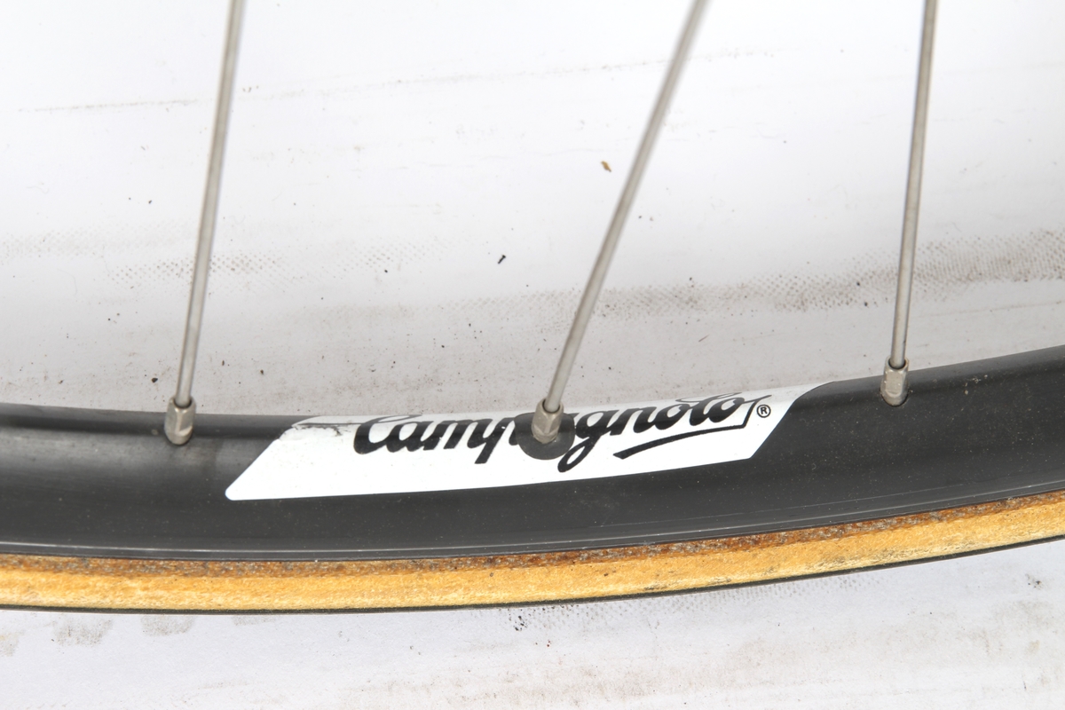 Hvit- og blålakkert racersykkel med fullstendig Shimano DURA-ACE system.