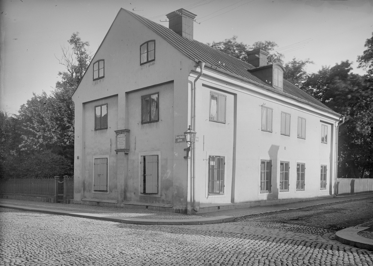 Linnéhuset, nuvarande Linnémuseet, i gatukorsningen Svartbäcksgatan - Linnégatan i Uppsala 1901 - 1902