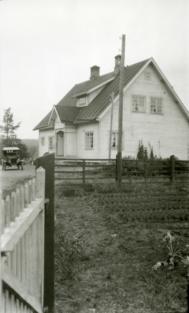 Hus, Adolfsnes i Ljørdalen. Bil til venstre foran huset. Ford T, 1920-25 modell. Registreringsnummer D-1292?