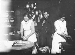 Smultringsteking, personer, kjøkkenredskaper.