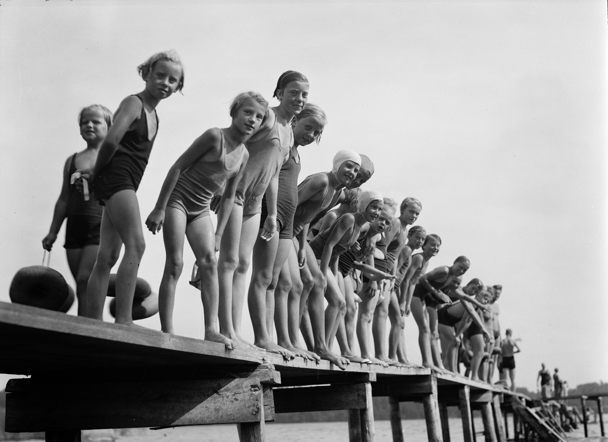 Barn på brygga vid Lyssnaängsbadet, Graneberg