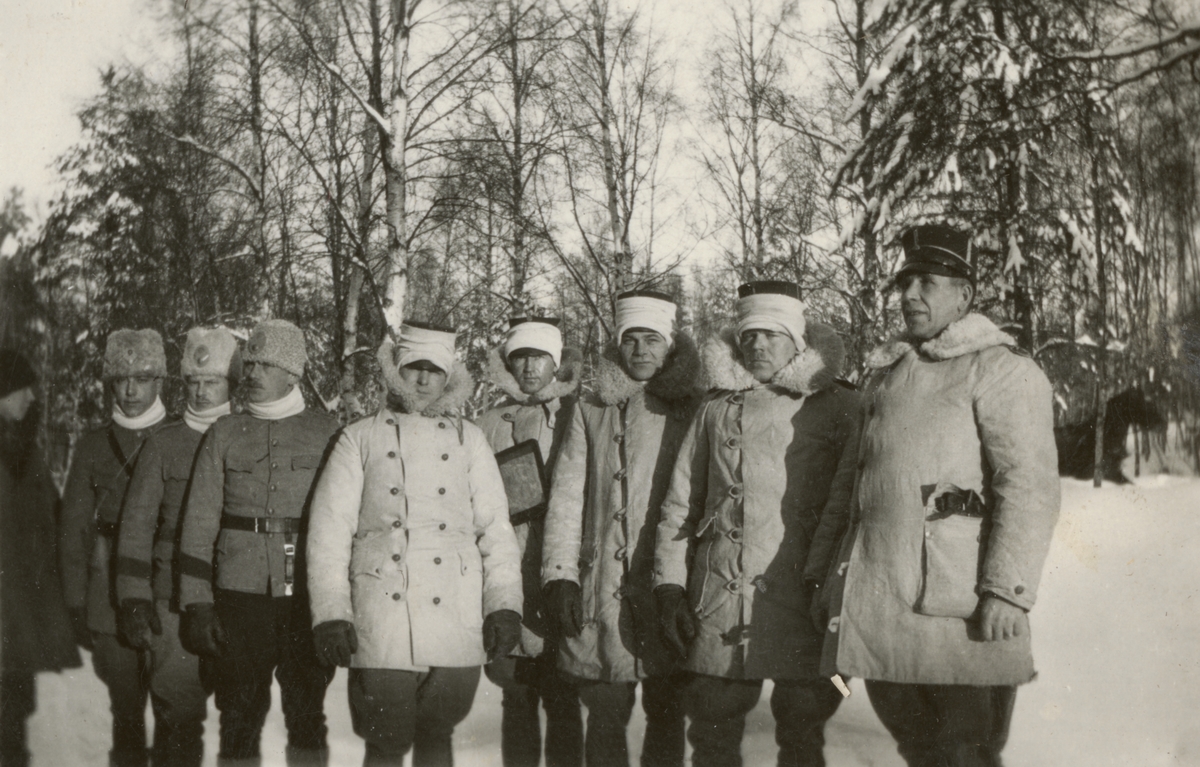 Gruppbild med soldater från Positionsartilleriregemente A 9 i vinterlandskap.