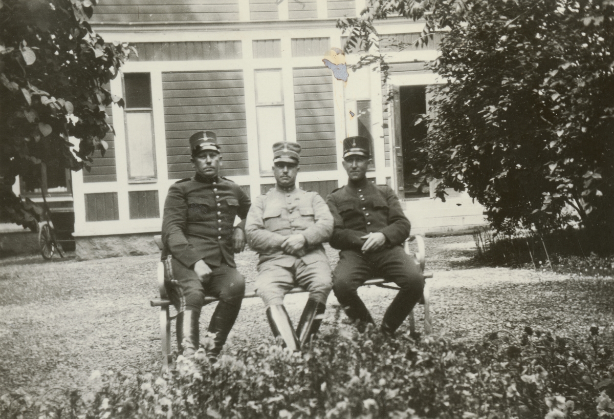 Tre soldater på parkbänken.