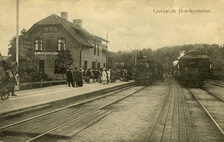 Enligt Bengt Lundins noteringar: "Ljungskile. Järnvägsstationen med två tåg".