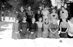 Gruppebilde, personer, klær, Vevskole på Solheim. Fra v. : I