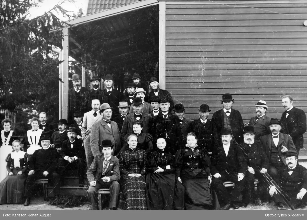 Innvielsen av Høisand Bad i Skjeberg 1897. Bestyrerinnen sitter i forreste rekke nr. 4 fra venstre, Nancy Johannesen.