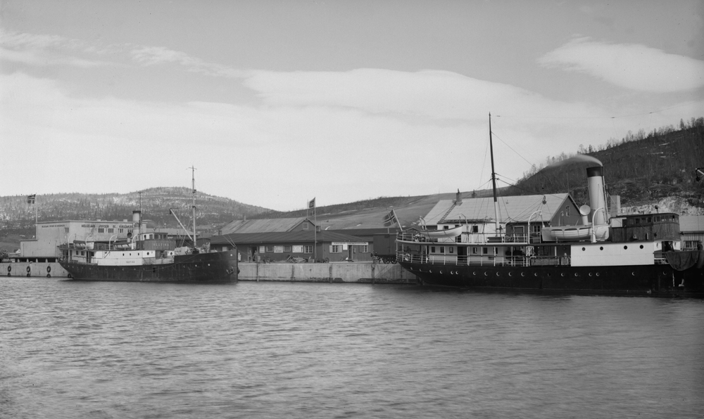 Lokalbåten Vegtind, tilhørende Torghatten Dampskipsselskap, ved Jernbanekaia. Båten til høyre er trolig DS Saltdal et kombinert laste og passasjerskip bygd i 1884 Stockholm ved navn Transit nr.6, senere Rhea, og omdøpt til Saltdal, da det ble kjøpt av Det Nordlandske Dampskibsselskap i 1945, som var et eget eget selskap med båter i kystfart, skilt ut av Saltens Dampskibsselskap i 1927. Skipet gikk i  rutefart mellom Trondheim, Bodø og Saltdal, reserveskip for hurtigruten mellom 1945-1950. Omdøpt til Meisfjord 1957. Opphugget 1976.