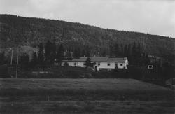 Kippermoen idrettshus og Vefsn sykehus.