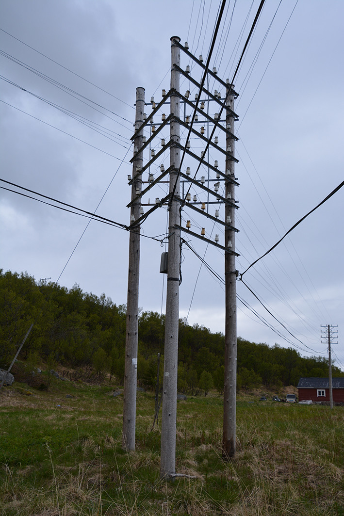 I Lebesby, Finnmark, er det bevart et unikt knutepunkt for  linjekursen. Det er et trekantet knutepunkt med 4-piggs kurs i tre retninger, montert i slutten av 1950-årene. Ca 30 stolper er beholdt rundt krysset.