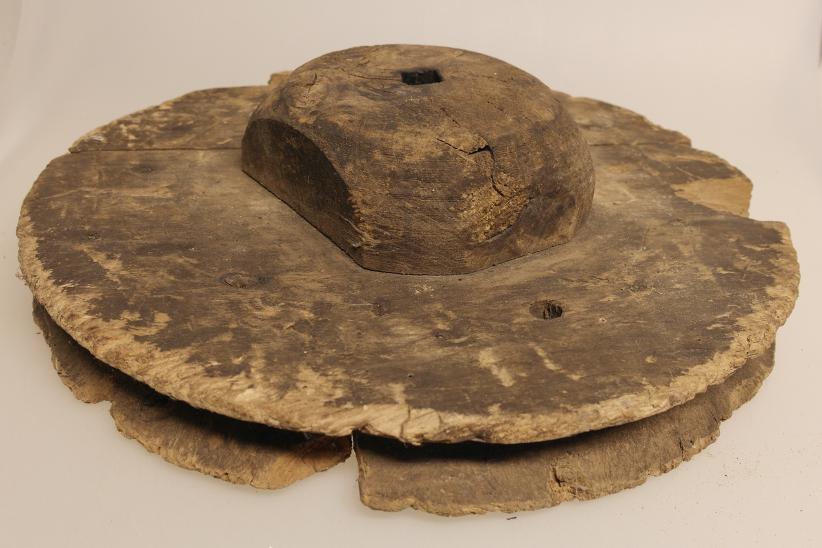 Hjul i tre. Hjulet består av to runde plater satt mot hverandre med spiker, samt en trekloss festet oppå den ene plata med nagler. Den ene plata er delt i to. Firkantet hull går gjennom de tre delene. Et rundt hull går gjennom de to platene.

Hjulet ble brukt med reim for kraftoverføring fra hestevandring.