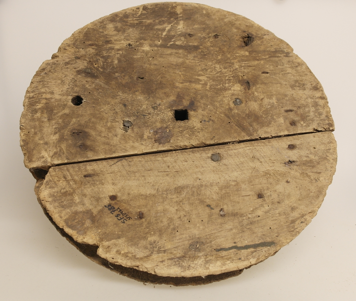 Hjul i tre. Hjulet består av to runde plater satt mot hverandre med spiker, samt en trekloss festet oppå den ene plata med nagler. Den ene plata er delt i to. Firkantet hull går gjennom de tre delene. Et rundt hull går gjennom de to platene.

Hjulet ble brukt med reim for kraftoverføring fra hestevandring.