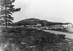 Bolighus, skigard, kirke, naturforhold.