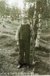 Henrik Thorbergsen med ljå.