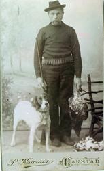 Jeger med børse, hund og bytte.