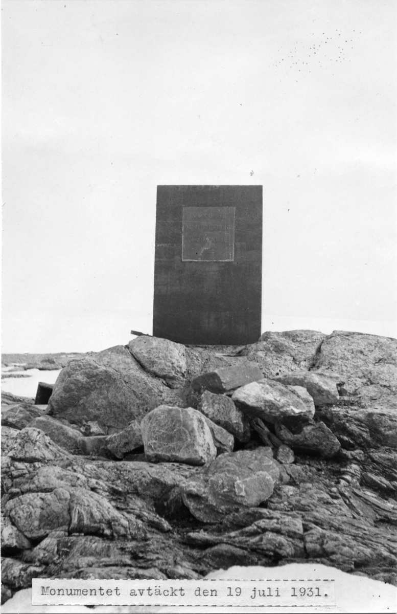 "Monumentet avtäckt den 19 juli 1931." Andréemonumentet på Vitön.