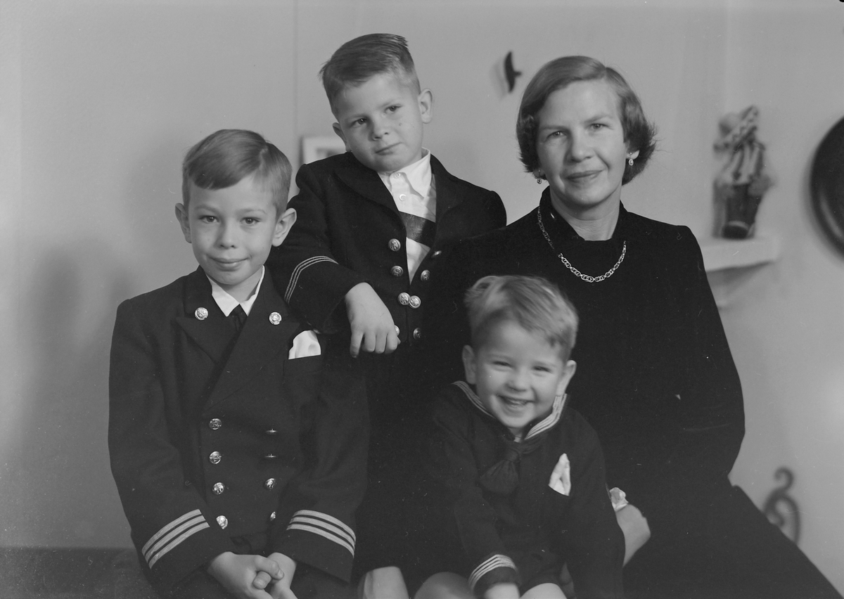 Fru Esther-Marie Wiig med sønnene Christian, Ole og Thorvald Edvard