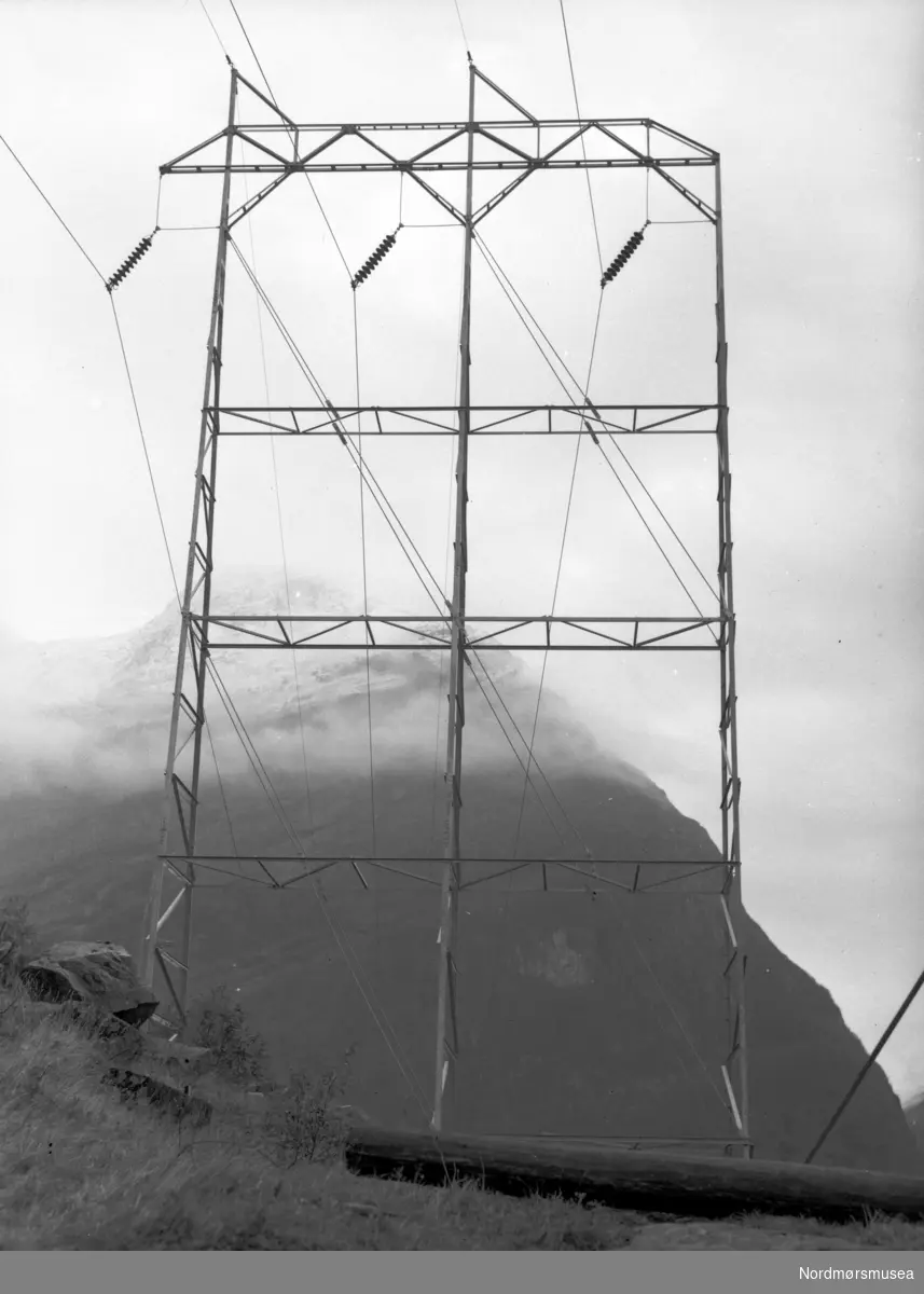 Foto av kraftledning, trolig i forbindelse med  Aura kraftverk. Fra Nordmøre museum sin fotosamling, Williamsarkivet. EFR2015