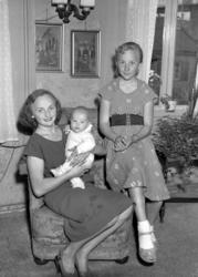 Foto trolig av mor og datter samt et lite spedbarn. Bildet e