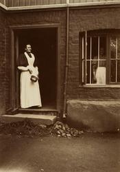 2 hustjenere, husmannskoner?, einerkvist? pors?
 Bilde fra M