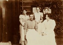 4 tjenere, 1 overklasse, på Ulleberg?
 Bilde fra Marie Knudt