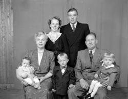 Familiefoto trolig fra Tingvoll, med to kvinner og to menn s