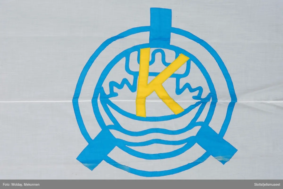 Bedriftsflagg "Kaldnes". Hvit bunnfarge, blå dekor med gul K i midten.