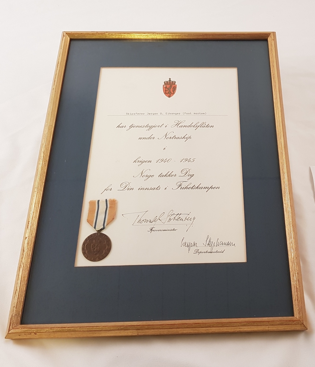 Diplom og Deltagermedaljen 9. april 1940–8. mai 1945 i ramme med glass.