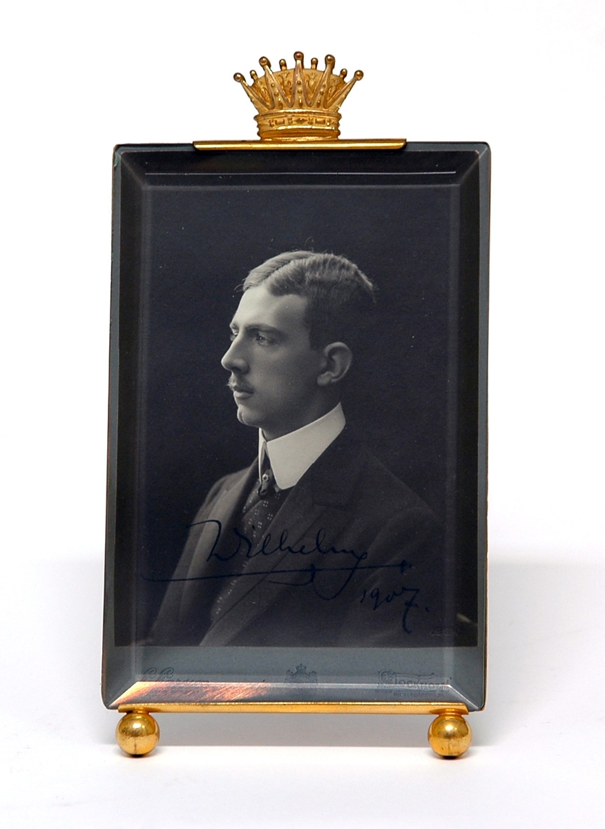 Porträtt i ram av Prins Wilhelm, med text "Vilhelm 1907". Porträttet föreställer prins Wilhelm av Sverige (1884 - 1965).