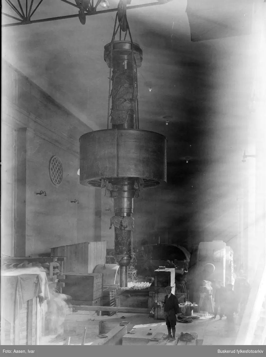 En turbin monteres
Bygging av Nore 1
I 1915 begynte arbeidet med å demme opp Tunhovdfjorden, dammen ble ferdigstilt i 1920. Da denne var ferdig begynte byggingen av selve vannkraftverket. Kraftverket stod ferdig i 1927, og produserte strøm året etter