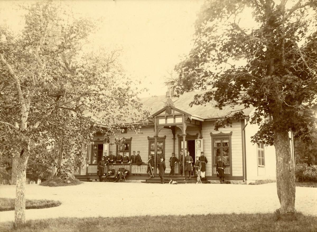 Officerare från Livregementets grenadjärkår framför "Nya"-"lilla" paviljongen för officerarna i Utnäs löt 1890.
För namn, se bild nr. 3.