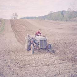 Norsk landbruks jubileumsutstilling 1959.  Pløying, mann på 
