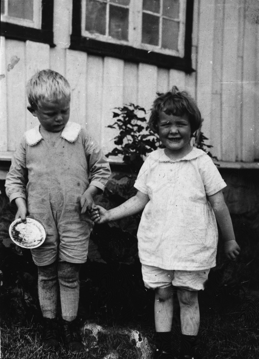 Kristoffer Stangnes f.1928 og Eli Stangnes f.1928
foran gammelstua på Stangnes i Tranøy.
Bildet tatt ca.1932.