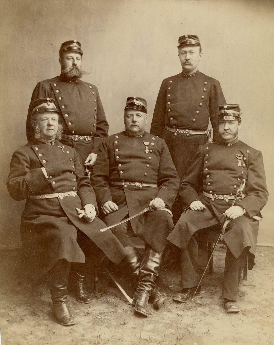 Grupporträtt av officerare vid Södermanlands regemente I 10.
För namn, se bild nr. 3.