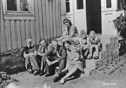 Personer, klær, bygning.