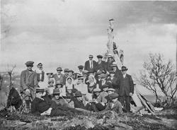 Gruppebilde, personer, klær, naturforhold.