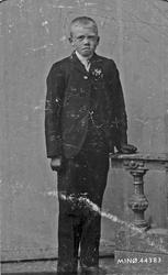 Bilde av en gutt, klær (konfirmant?).