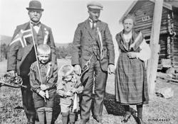 Gruppebilde, personer, klær, musikkinstrumenter, flagg.