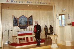 Edvard Ruud ved alteret i kapellet på Elgsnes.