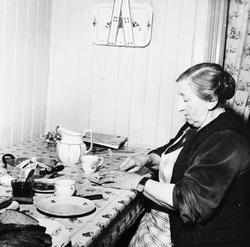 Kvinne ved frokostbordet