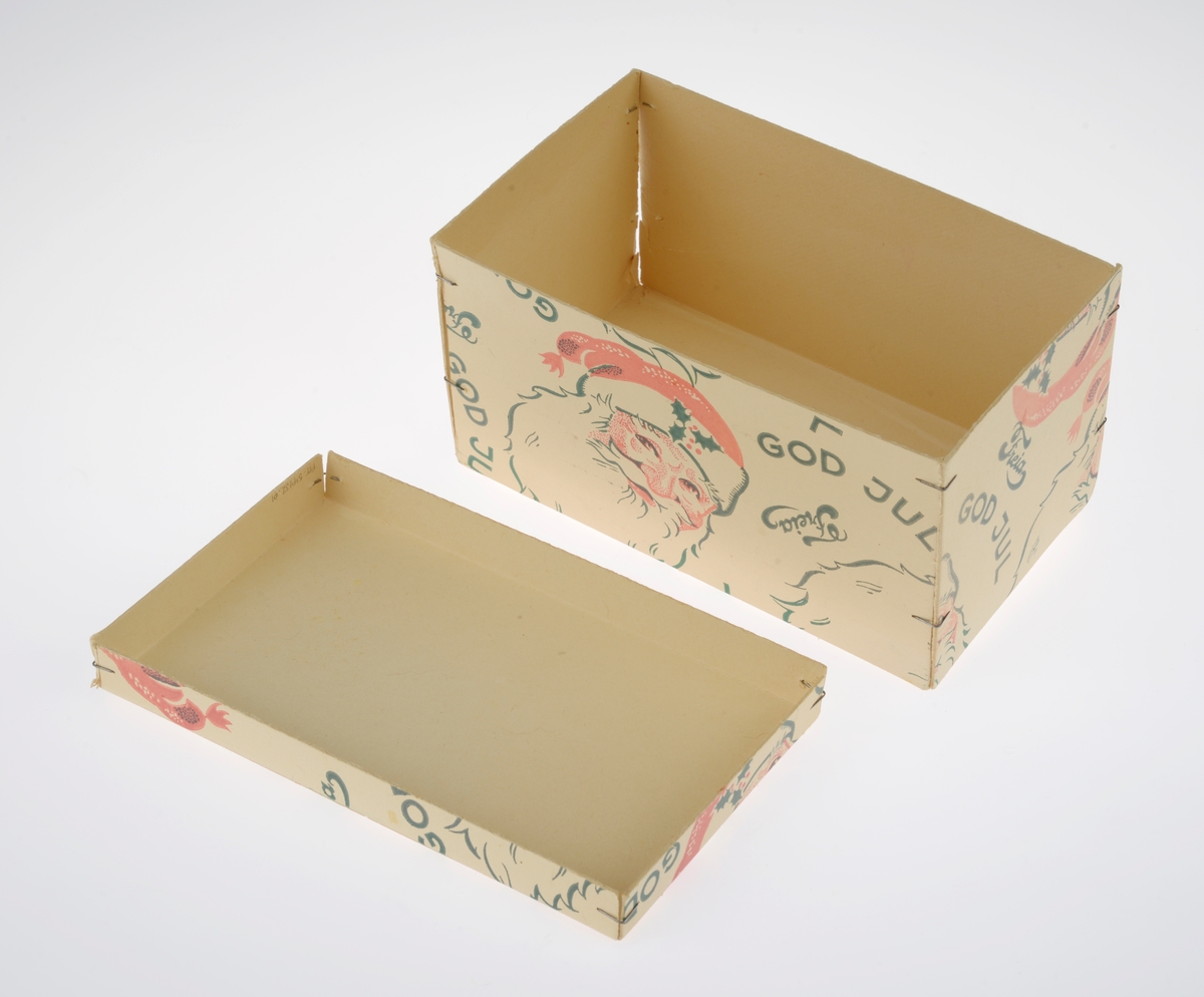 En sjokoladeeske brukt som dukkeseng med dukke, dyne, pute, skinnfell, ullteppe og madrass. Gjenstandene er undernummerert 01-08.
FTT.54432.01: En sjokoladeeske fra Freia brukt som dukkeseng. Esken er med lokk og laget av papp. Den er stiftet i hjørnene. Utenpå er det trykt julenissehoder i rødt og grønt. For tekst se "Påført tekst/merker".
FTT.54432.02: En dukke laget av plast der både armer og bein er bevegelige ved at de er festet med strikk inni dukken. Håret er støpt og er krøllet ved ørene. I ansiktet er det malt øyebryn, øyne, røde kinn og munn. Dukken har på seg en pyjamas laget av flanell. Den er stripete i fargene hvit, blå, lys oransje og grønn. På skjorten er det to knapper i fronten.
FTT.54432.03: En hodepute laget av blått bomullsstoff med heklet trekk. Puten er fyllt med diverse tekstilbiter.
FTT.54432.04: En dyne laget av blått bomullsstoff med en påsydd blondekant foran. Baksiden er sydd sammen av tre ulike tekstiler. Dynen er fyllt med tekstilbiter.
FTT.54432.05: En brunsvart skinnfell, trolig laget av kaninpels.
FTT.54432.06: Et ullteppe som trolig klippet ut av et eksisterende ullteppe. Teppet er gulhvitt med blomster og blader i rosalilla.
FTT.54432.07: Et sammenbrettet stykke som er heklet. Trolig en rest som er brukt som madrass i esken/sengen.
FTT.54432.08: Et sammenbrettet stykke som er heklet. Trolig en rest som er brukt som madrass i esken/sengen.