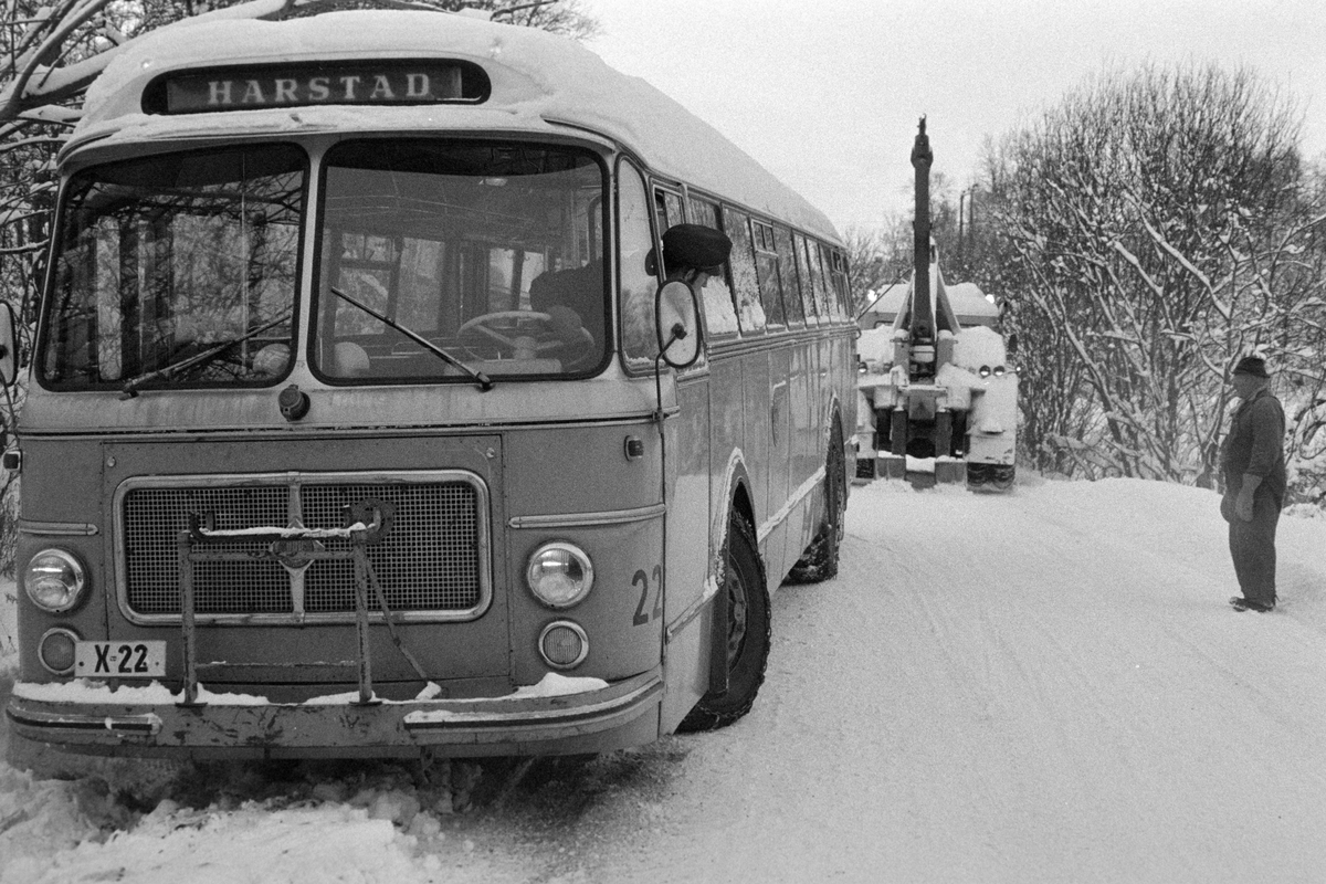 Buss fra HORB hjelpes opp av grøfta. Bergingsvogn i bakgrunnen.