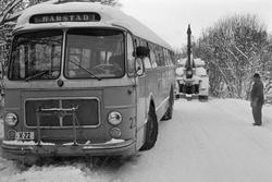 Buss fra HORB hjelpes opp av grøfta. Bergingsvogn i bakgrunn