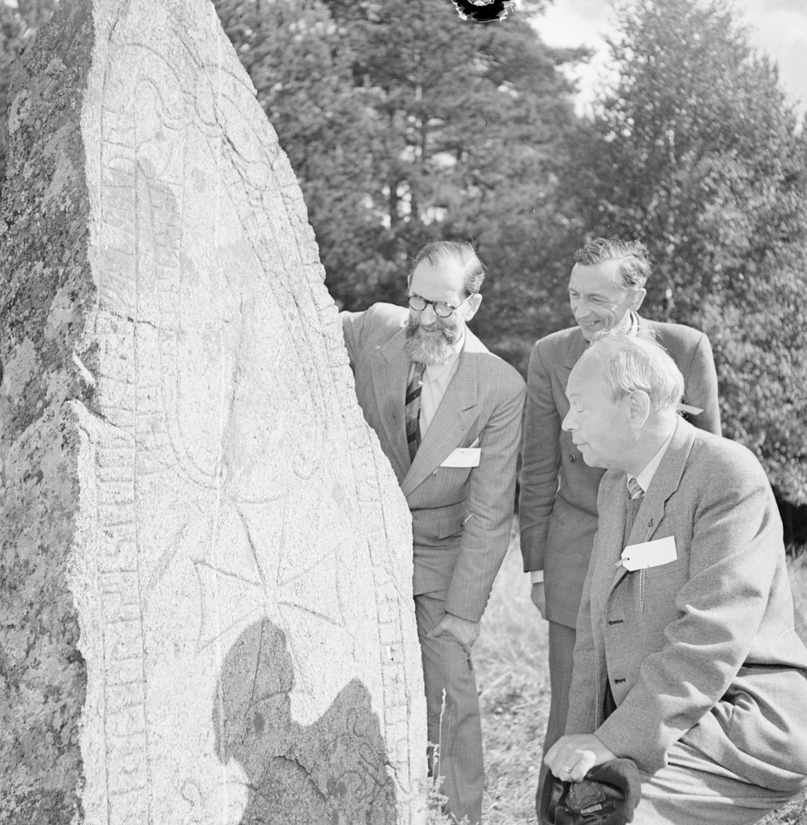 Ortnamnsforskare studerar runsten, Uppsala 1952