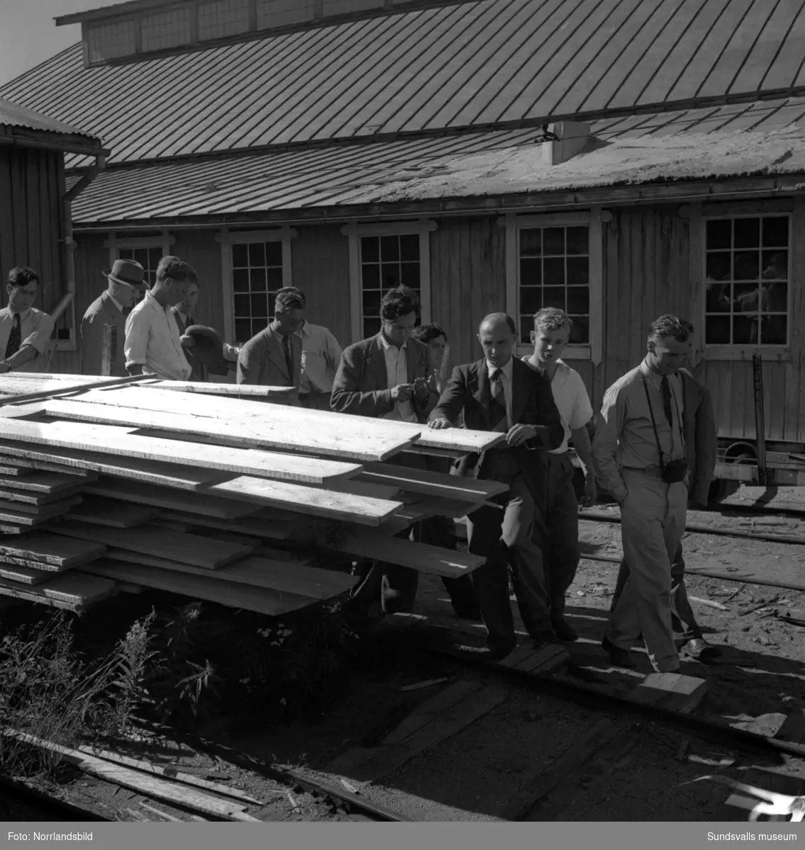 Skogsstudenter från Oxford på besök i Sundsvall. Bilder från besök på Tunadals sågverk samt vid centralstationen. Mannen med skägg heter John Workman.