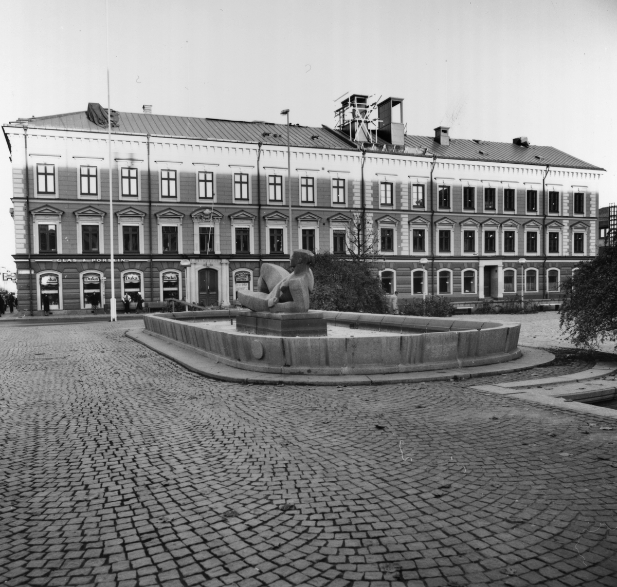 Gävle stad – Norr. Rådhustorget med Stadshuset. I förgrunden Erik Grates skulptur "Gudinna vid Hyperboreiskt hav".
